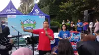 Direktur Utama PT Transjakarta Agung Wicaksono memperkenalkanBus Listrik Transjakarta kepada masyarakat di Car Free Day (CFD) Bundaran HI, Jakarta. (Liputan6.com/Putu Merta Surya Putra)
