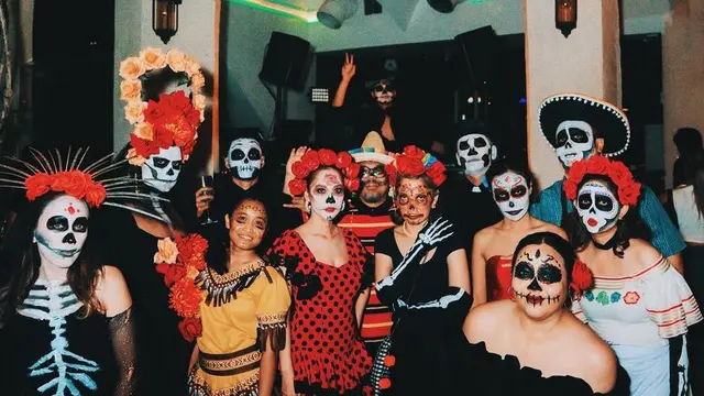 Gaya Bunga Citra Lestari dan Suami saat Halloween sebagai Catrina. [@itsmebcl/anggarcp]