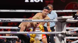 Keduanya tidak ada yang memilih bertahan. Fadly, dengan pengalaman lebih banyak, berhasil mendaratkan beberapa pukulan akurat ke pertahanan Aisar. Namun, sang debutan tetap menunjukkan semangat dengan terus menyerang balik. (Bola.com/Abdul Aziz)