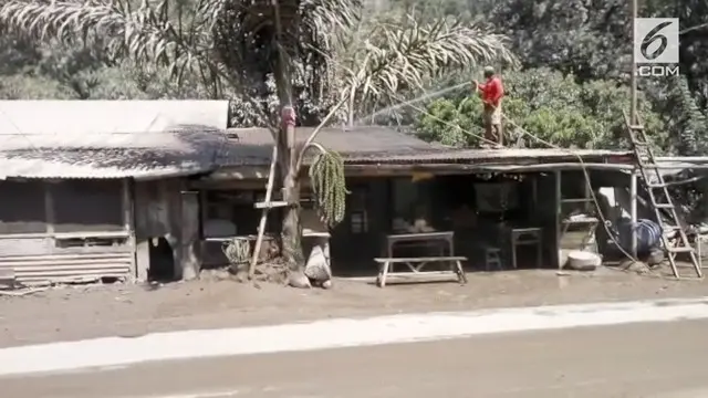 Letusan Gunung Sinabung membuat rumah warga tertutup lapisan abu vulkanik.