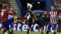 Striker Atletico Madrid, Fernando Torres, berebut bola dengan pemain Bayern Munchen, Arturo Vidal, pada leg pertama semifinal Liga Champions di Stadion Vicente Calderon, Madrid, Kamis (28/4/2016) dini hari WIB. (AFP/Gerard Julien) 