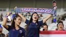 Suporter Thailand memberi dukungan saat melawan Indonesia pada laga kualifikasi Piala Dunia 2022 di SUGBK, Jakarta, Selasa (10/9). Indonesia takluk 0-3 dari Thailand. (Bola.com/M Iqbal Ichsan)