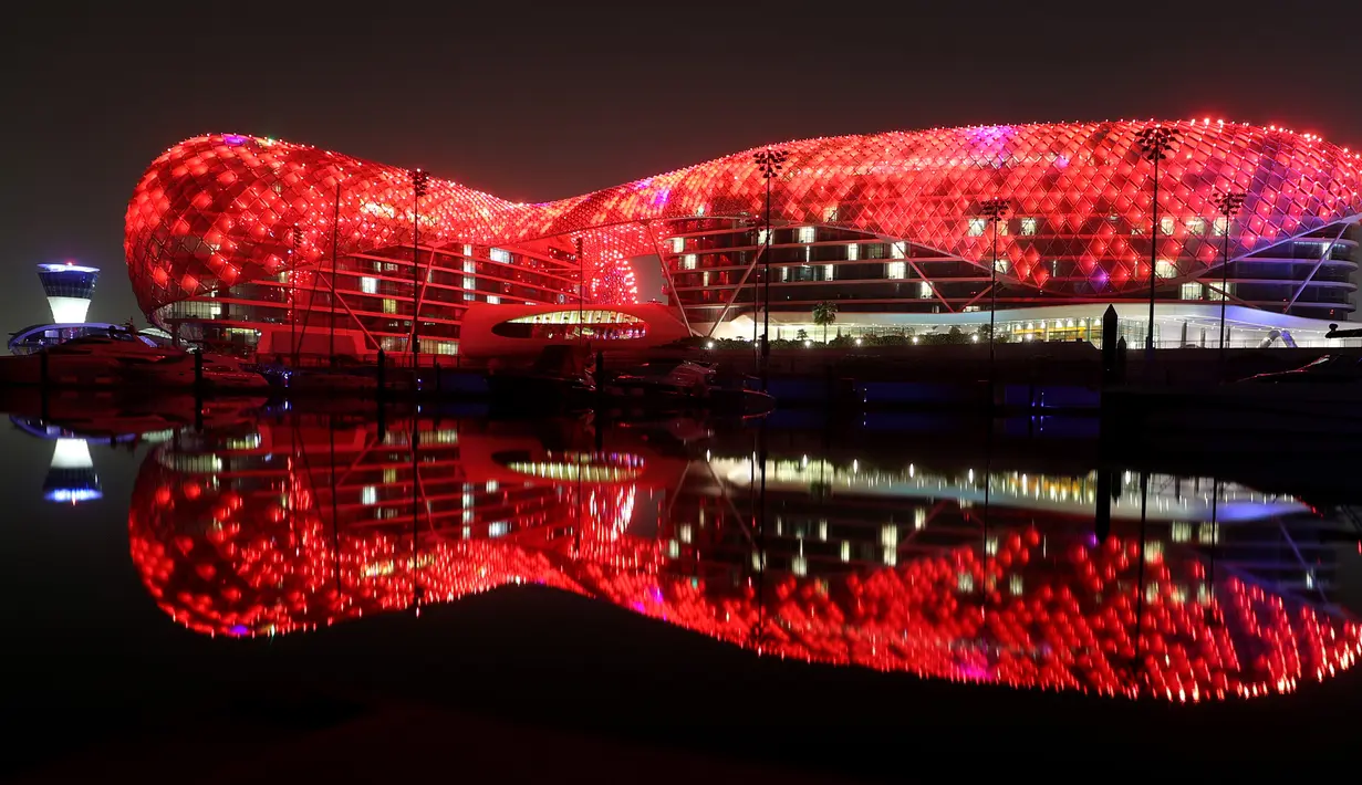Yas Hotel menyala merah untuk menandai Hari Inklusi di Abu Dhabi, UAE, Jumat (20/7). (Karim Sahib/Light Up For Inclusion/AFP-Services)