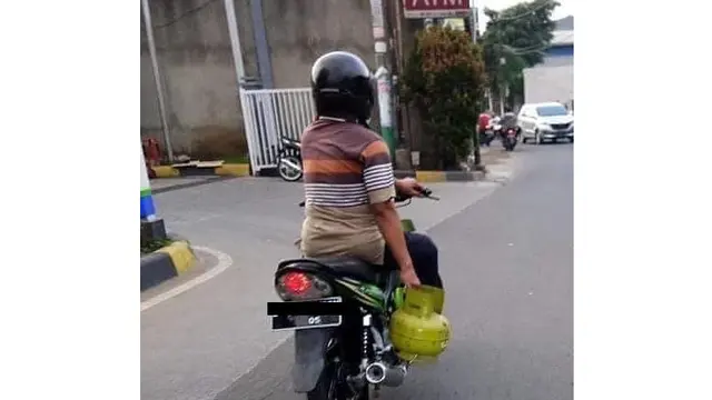 Aksi Nyeleneh Saat Berkendara Ini Cuman Ada di Indonesia