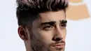 Zayn Malik tampil panas dengan tubuh kekar dan dipenuhi tatto di sekitar lengannya. Tak hanya itu, Zayn Malik berhasil membuat kaum wanita terkagum pada pesona yang dimilikinya. (AFP/Bintang.com)