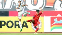 Pemain Persija Jakarta, Ryo Matsumura (kiri) berebut bola dengan pemain Persib Bandung, Kakang Rudianto pada laga pekan ke-11 BRI Liga 1 2023/2024 di Stadion Patriot Candrabhaga, Bekasi, Sabtu (2/9/2023). (Bola.com/Ikhwan Yanuar)