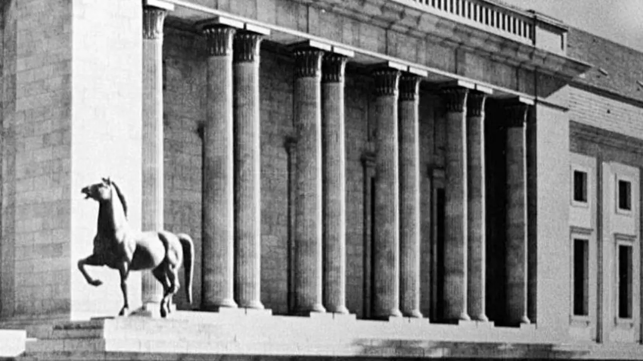 Patung kuda yang pernah dipasang di muka Istana Hitler