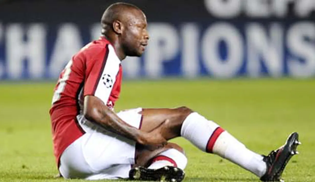 Arsenal's William Gallas holds his leg after being injured during their Champions League cup football match against Villareal at Madrigal Stadium in Villarreal on April 7, 2009. AFP PHOTO/DIEGO TUSON 