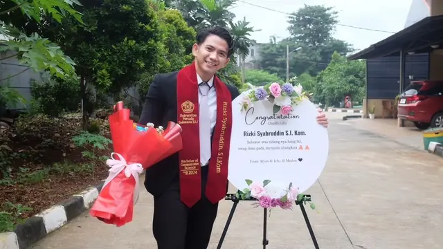 6 Potret Rizki DA Lulus Sidang Skripsi Didampingi Hersa Rahayu, Jadi Hadiah Ultah