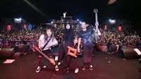 Tampaknya hijb tak membatasi totalitas Tantri Kotak saat perform di atas panggung. (Foto: instagram.com/tantrisyalindri)