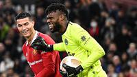 Kiper Omonia Nicosia, Francis Uzoho (kanan) tertawa bersama Cristiano Ronaldo saat bertanding dalam lanjutan Liga Europa 2022/2023, Jumat (14/10/2022) dini hari WIB di Old Trafford. (Dok. Twitter/Francis Uzoho)