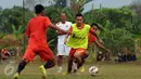 Pelatih Persija. Bambang Nurdiansyah (kedua kiri) memperhatikan timnya saat latihan di NYTC, Sawangan, Depok, Senin (2/11/2015). Latihan ini persiapan jelang turnamen Piala Jenderal Sudirman, 14 November mendatang. (Liputan6.com/Helmi Fithriansyah)  