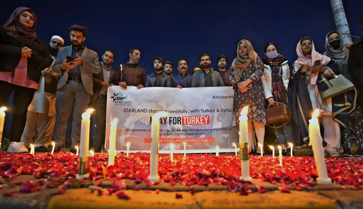Peserta mengheningkan cipta selama nyala lilin untuk para korban gempa bumi di Suriah dan Turki, di Islamabad, Pakistan, Senin, 6 Februari 2023. Gempa berkekuatan M7,8 telah mengguncang sebagian besar wilayah Turki dan Suriah. (AP Photo/Anjum Naveed)
