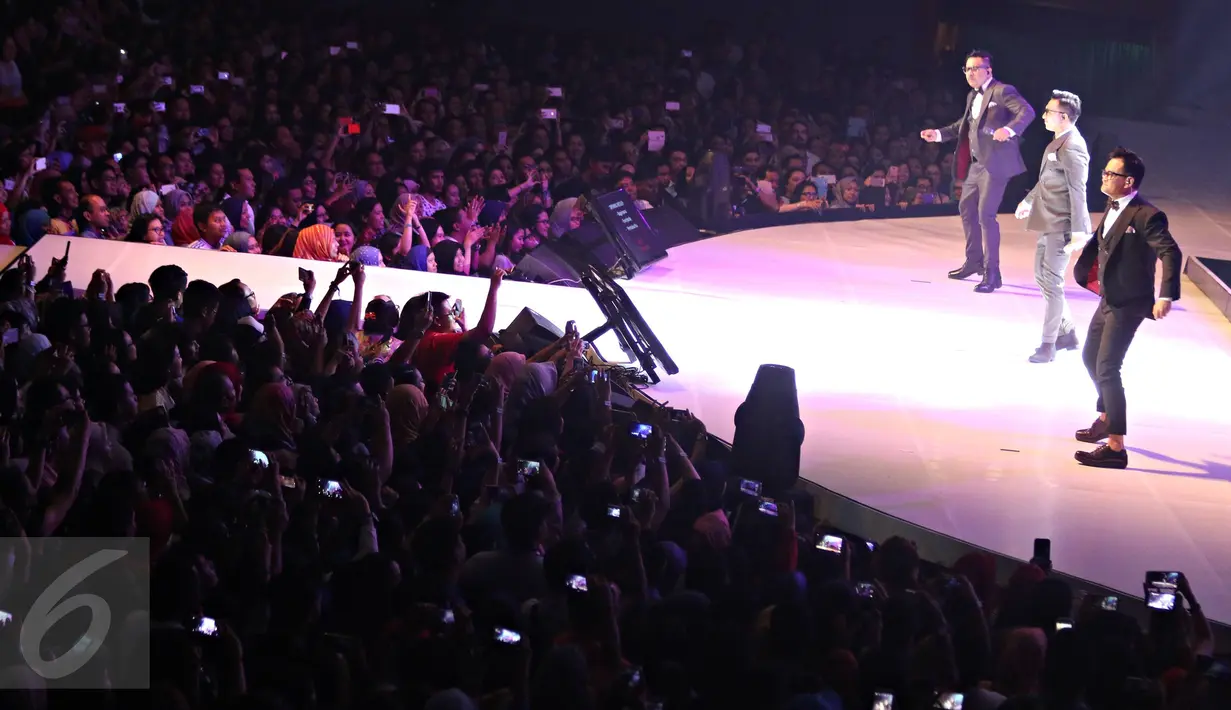 Kahitna menghibur penggemarnya saat konser bertajuk 'Kahitna 30 Years Anniversary Love Festival' di Jakarta, Sabtu (13/2/2016). Konser tersebut juga diramaikan dengan penampilan sejumlah musisi Tanah Air. (Liputan6.com/Immanuel Antonius)