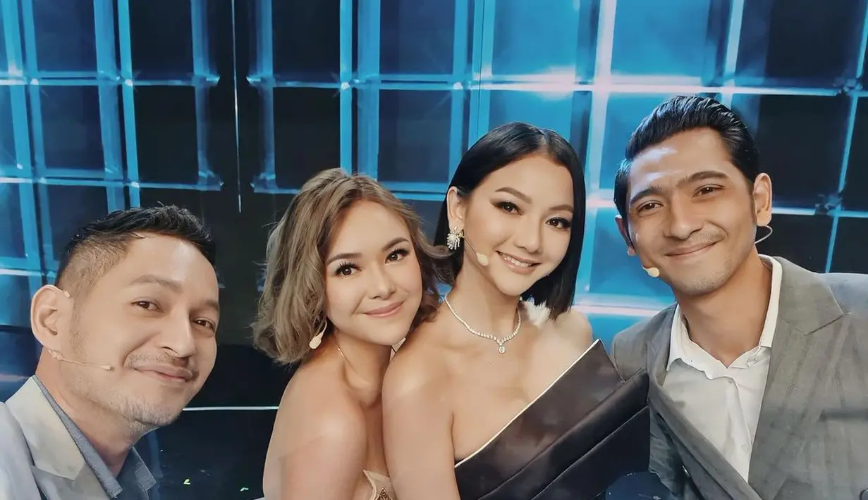 Perayaan dalam dress lainnya lewat gaun strapless yang mengekspos bagian atas tubuh. [@glencachysaraofficial]