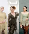 Enzy tampil manis dalam balutan kebaya hijau kekuningan bernuansa adat Melayu di acara resepsi pernikahannya. Kebaya rancangan Didiet Maulana ini sukses bikin Enzy didesain dengan model off shoulder. Aksen tulle menyilang di bagian depan jadi poin utama pada kebaya tersebut. [@svarna_byikatindonesia]