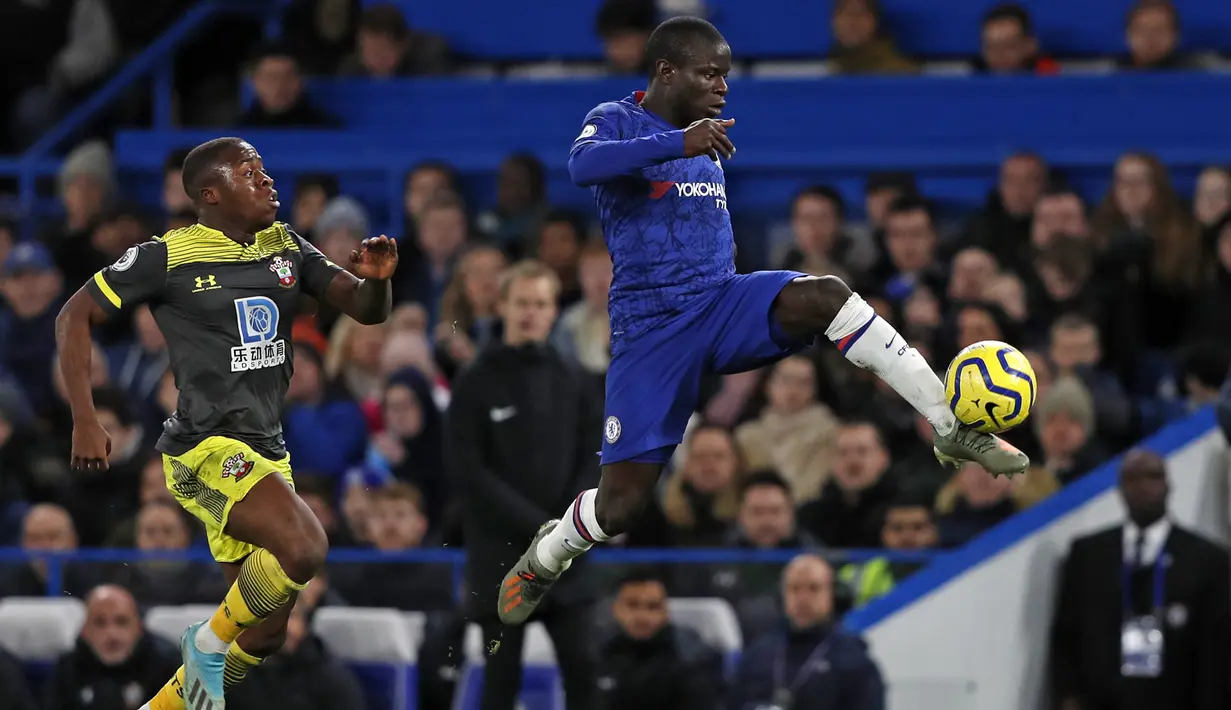 Gelandang Chelsea, N'Golo Kante, mengontrol bola saat melawan Southampton pada laga Premier League 2019 di Stadion Stamford Bridge, Kamis (26/12). Chelsea menyerah 0-2 dari Southampton. (AFP/Adrian Dennis)