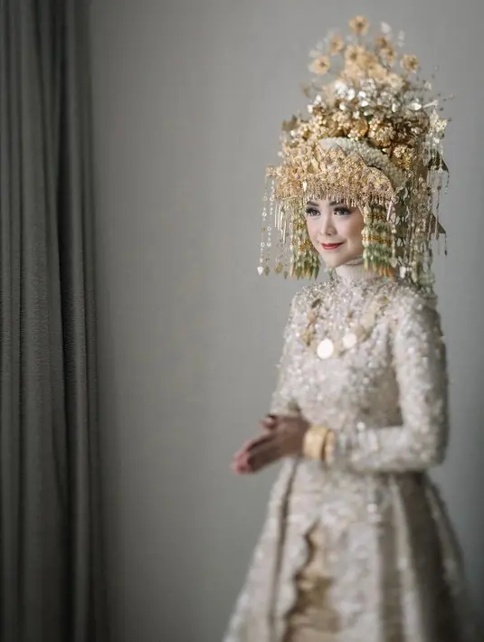 Mahkota pengantin khas Palembang dipakai bersama hiasan bunga melati. Ornamen ini kental akan nuansa kultural yang syarat makna. (Instagram/imagenic)