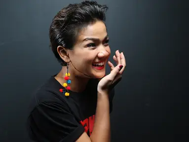 Pemain film 5 Cowok Jagoan, Nirina Zubir berpose saat sesi foto di kantor Liputan6.com, SCTV Tower, Jakarta, Kamis (15/11). Nirina Zubir akan memainkan peran sebagai wanita garang di film tersebut. (Liputan6.com/Fatkhur Rozaq)