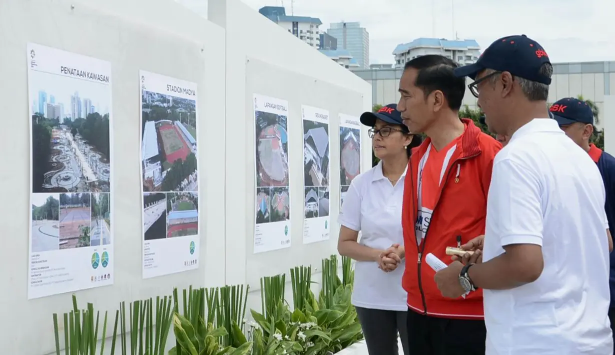 Presiden Joko Widodo melihat foto-foto pembangunan venue untuk Asian Games 2018 di kawasan Gelora Bung Karno, Jakarta, Sabtu (2/12/2017). Presiden meresmikan empat venue yang akan digunakan untuk Asian Games 2018. (Biro Pres Setpres/Kris)