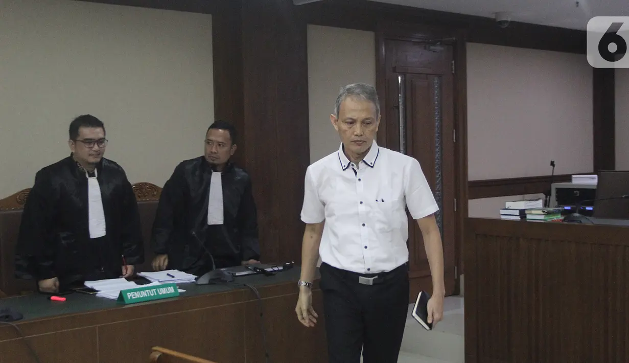 Mantan Direktur Produksi dan Teknologi PT Krakatau Steel (Persero) Wisnu Kuncoro usai menjalani sidang vonis dugaan suap di Pengadilan Tipikor, Jakarta, Senin (11/11/2019). Wisnu divonis 1 tahun dan 6 bulan penjara serta denda Rp 50 juta subsider dua bulan kurungan. (Liputan6.com/Herman Zakharia)