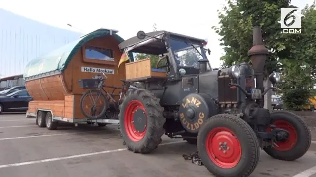 Seorang suporter Jerman berusia 70 tahun memberi dukungan pada negaranya dengan datang ke Rusia gunakan traktor.