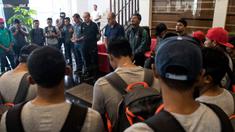 Pelatih Timnas Indonesia, Alfred Riedl, memimpin doa jelang keberangkatan menuju Vietnam di Hotel Lor In, Jawa Barat, Minggu (4/12/2016). Timnas Indonesia akan bertolak ke Vietnam untuk laga semifinal Piala AFF 2016. (Bola.com/Vitalis Yogi Trisna)