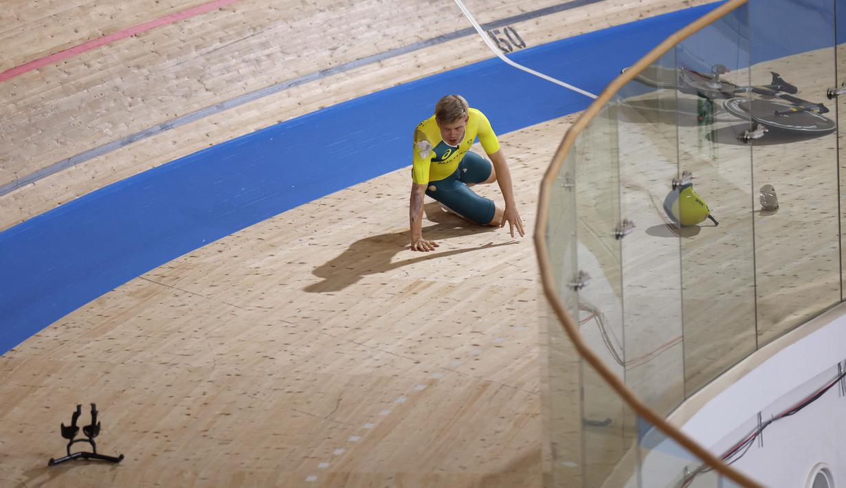 Pembalap sepeda Australia Alexander Porter mengalami kecelakaan hebat akibat setang sepedanya yang terlepas saat balapan berlangsung di Izu Velodrome pada nomor sepeda lintasan putra. (Foto: AFP/Odd Andersen)