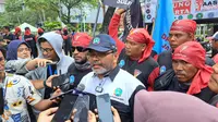 Ketua DPD FSP LEM SPSI Yusup Suprapto mengikuti aksi demo bersama sejumlah massa buruh dari berbagai kelompok di depan Balai Kota DKI Jakarta. Para buruh ini mendorong agar UMP Jakarta 2024 naik sebesar 5,6 persen. (Merdeka.com/Lydia Fransisca)