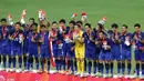 Pemain Thailand U-23 merayakan medali emas yang diraihnya setelah mengalahkan Myanmar U-23 dengan skor 3-0 dalam final sepak bola SEA Games 2015 di Stadion Nasional, Singapura. Senin (15/6). (Bola.com/Arief Bagus)