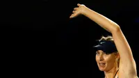 Maria Sharapova melambaikan tangan kepada penonton yang menyaksikan pertandingan Australia Open 2016 di Melbourne Park, Australia, (22/1). Sharapova menang 6-1, 6-7(5), dan 6-0. (REUTERS/Thomas Peter)