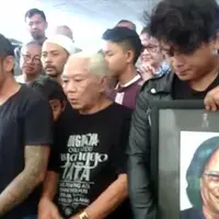 Begini suasana haru di pemakaman Yon Koeswoyo.