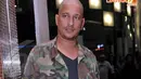 Aktor yang berjiwa petualangan itu biasa tampil dengan rambut gondrongnya, sekarang muncul dengan kepala plontos (Liputan6.com/Panji Diksana)