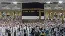 <p>Haji tahun ini merupakan tantangan bagi banyak jemaah, sebab ibadah kali ini berlangsung pada suhu hampir 45 derajat Celcius. (AP Photo/Amr Nabil)</p>