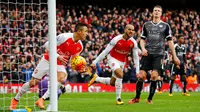 Ekspresi striker Arsenal, Theo Walcott (tengah), setelah mencetak gol ke gawang Leicester City dalam laga Liga Inggris di Stadion Emirates, London, Minggu (14/2/2016). (Reuters/Darren Staples)