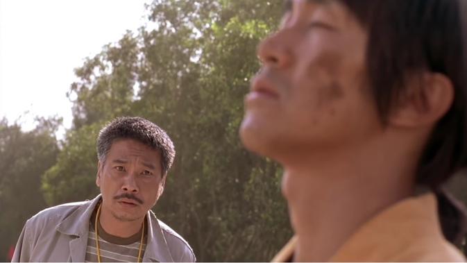 Ng Man Tat dab Stephen Chow. (Dalam Shaolin Soccer, tangkapan layar YouTube/ Miramax)