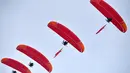 Para pencinta olahraga udara menampilkan atraksi di udara di Kota Anyang, Provinsi Henan, China tengah, pada 1 Oktober 2020. Berbagai kegiatan dilakukan warga China untuk merayakan libur Hari Nasional tahun ini. (Xinhua/Feng Dapeng)
