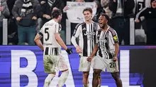 Lois Openda (kanan) merayakan golnya di laga Juventus vs AS Roma di pekan ke-16 Liga Italia 2025/2026 di Allianz Stadium, Minggu (21/12/2025). (Fabio Ferrari/LaPresse via AP)