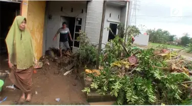 Warga Gowa mulai membersihkan rumahnya yang sempat terendam banjir bandang.