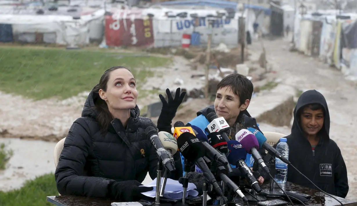Angelina Jolie (kiri) melakukan konferensi pers sederhana saat kunjungannya ke tempat pengungsian Suriah di Lebanon, Selasa (15/3). Angelina Jolie datang sebagai utusan dari lembaga PBB untuk pengungsi (UNHCR). (Reuters/Mohamed Azakir)
