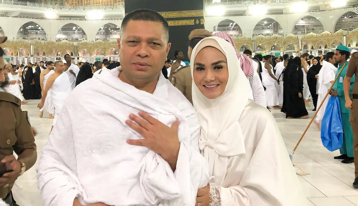 Krisdayanti terlihat cantik saat berfoto di depan Ka'bah, ia tampak berpose dengan sang suami, Raul Lemos. (Foto: instagram.com/krisdayantilemos)
