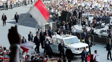 Paus Fransiskus tiba untuk menghadiri misa kudus di Stadion Utama Gelora Bung Karno (SUGBK) Jakarta pada Kamis 5 September 2024. (Adi WEDA/POOL/AFP)