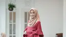 Meski kerap tampil simpel dan casual, anak dari 3 bersaudara ini juga tampil memukau saat berpakaian formal. Menggunakan dress bewarna merah yang dipadukan dengan hijab coklat muda, Alyssa terlihat anggun. (Liputan6.com/IG/ /ichasoebandono)