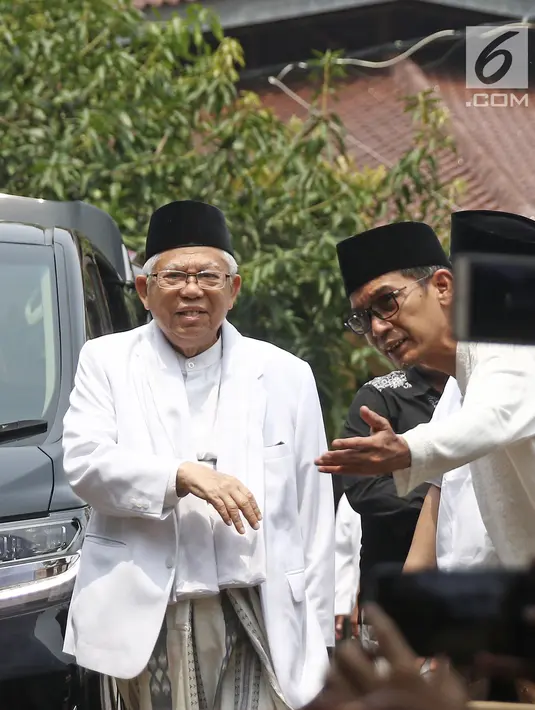 Calon wakil presiden Ma'ruf Amin tiba di kediaman Presiden ke-4 RI Abdurrahman Wahid atau Gus Dur di kawasan Ciganjur, Rabu (26/9). Kedatangan Ma'ruf dalam rangka silaturahmi dan meminta restu berkaitan dengan Pilpres 2019. (Liputan6.com/Herman Zakharia)