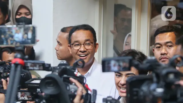 Ekspresi Anies Baswedan Saat Tinggalkan Posko Pemenangan,