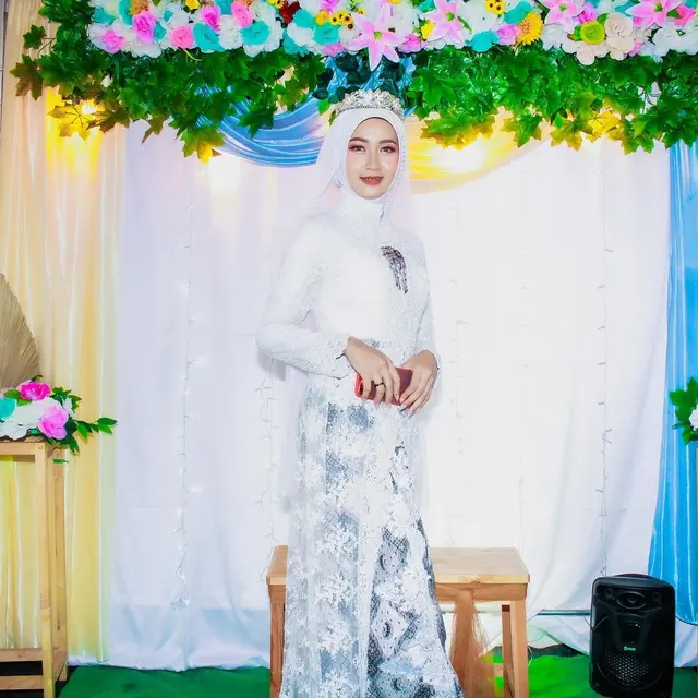 6 Potret Istri dari Cowok Viral 'Ganteng Doang Jemput Depan Gang'