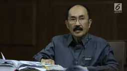 Terdakwa dugaan merintangi penyidikan korupsi e-KTP, Fredrich Yunadi menyimak keterangan saksi pada sidang lanjutan di Pengadilan Tipikor, Jakarta, Senin (30/4). Sidang mendengar keterangan saksi. (Liputan6.com/Helmi Fithriansyah)
