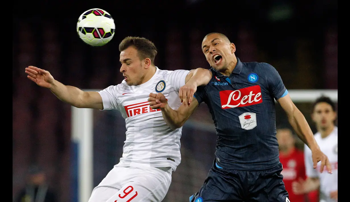 Penyerang Inter Milan, Xherdan Shaqiri berebut bola udara dengan Gelandang Napoli Gokhan Inler pada laga serie A di stadion San Paolo, Italy (8/3/2015).  Napoli bermain imbang 2-2 dengan Inter Milan. (Reuters/Ciro De Luca)