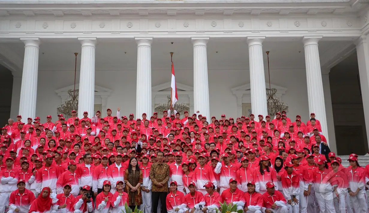  Presiden Joko Widodo berpose bersama ratusan atlet Indonesia yang akan bertanding di SEA Games XXVIII Singapura, Jakarta, Selasa (26/5/2015), Presiden berpesan agar para atlet berjuang sekuat tenaga mengharumkan nama bangsa. (Liputan6.com/Faizal Fanani)