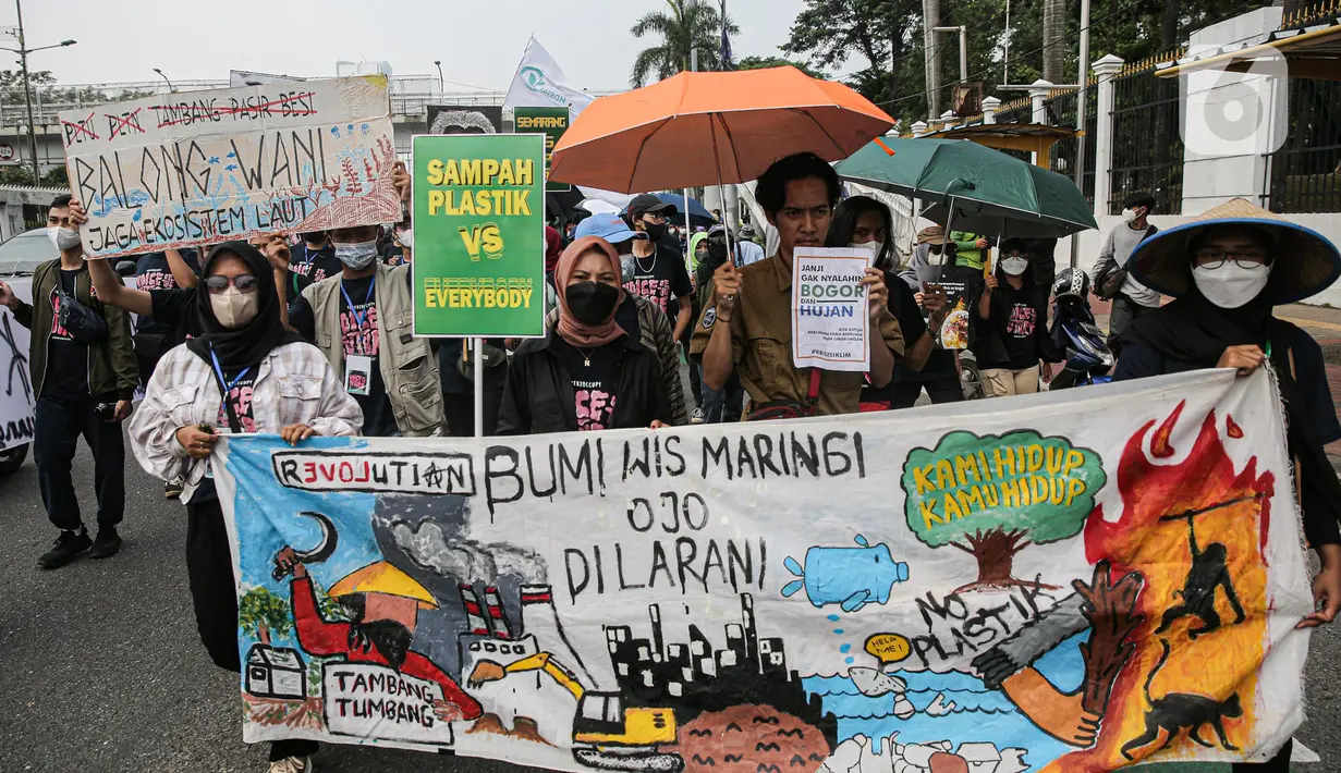 Puluhan anak muda menggelar longmarch sepanjang jalan Pemuda, Jakarta, Kamis (21/7/2022). Aksi yang bertemakan Youth20ccupy: Voice of the Future tersebut dilakukan untuk menyuarakan permasalahan pengerusakan lingkungan yang berakibat krisis pangan serta menghambat pertumbuhan ekonomi. (Liputan6.com/Faizal Fanani)